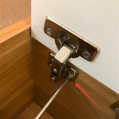 柜门铰链门关不严_柜门铰链关不上调节视频_柜门关不紧铰链调整
