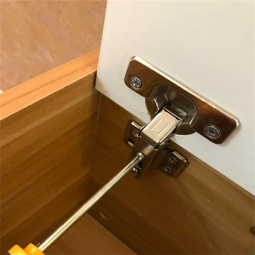 柜门铰链关不上调节视频_柜门铰链门关不严_柜门关不紧铰链调整