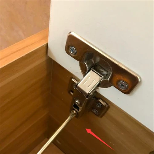 柜门铰链关不上调节视频_柜门关不紧铰链调整_柜门铰链门关不严